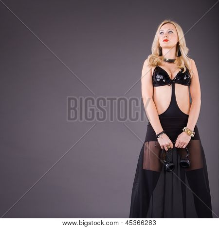 Donna moda giovane serio con le cuffie
