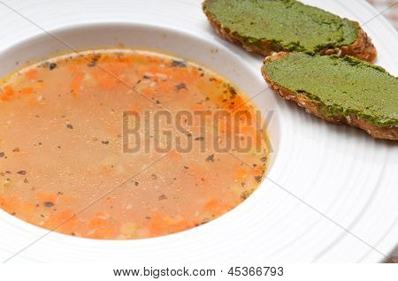 İtalyan sebzeli çorba çorba tarafında Pesto Crostini ile