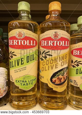 Grovetown, Ga Usa - 12 15 21: Olive Oil On A Retail Store Shelf Bertolli Extra Light Taste