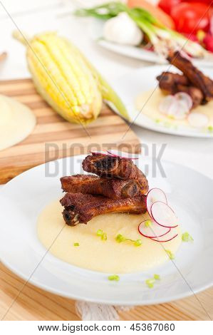 Porsaankylkeä Polenta maissi kerma Bed