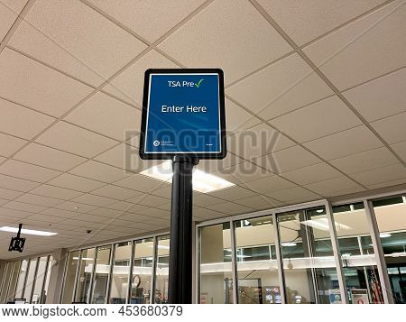 Springfield, Il Usa-september 23, 2021:  People Going  Through Springfield, Illinois  Tsa Security O