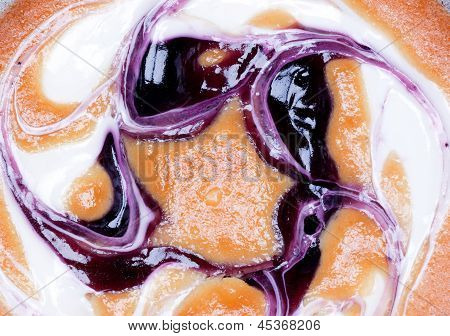 Torta con crema e marmellata di mirtillo.