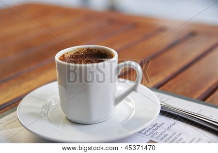 กาแฟตุรกีในถ้วยสีขาว