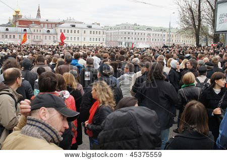 Moskva - 6. května: Účastníci protestní projev nesouhlasu, Bolotné náměstí v Moskvě