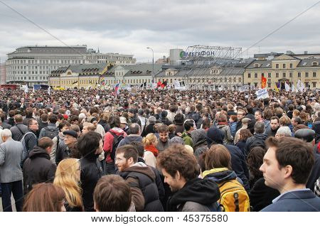 Moskva - 6. května: Účastníci protestní projev nesouhlasu, Bolotné náměstí v Moskvě