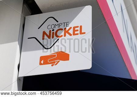Bordeaux , Aquitaine  France - 04 24 2022 : Compte Nickel Logo Sign And Brand Text Office Entrance F