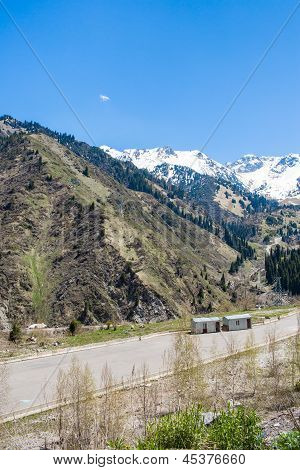 Panorama di natura verde delle montagne, neve e cielo blu In Chimbulak Almaty, Kazakistan