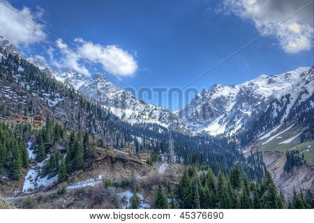Panorama di natura abete e verdi montagne, neve e cielo blu In Chimbulak Almaty, Kazakistan