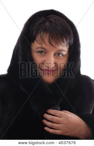 Mujer en abrigo de piel negro