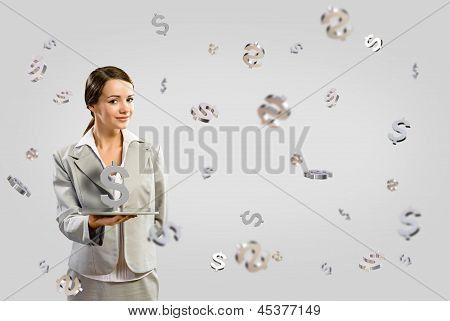 Business-Frau lächelnd und hält eine Tabelle