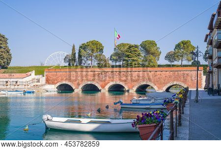 Italy, Peschiera Del Garda, The Ancient Voltoni Bridge On The Inner Canal (canalr Di Mezzo)