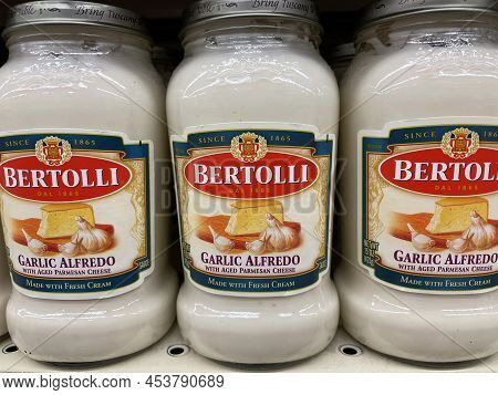 Grovetown, Ga Usa - 04 30 22: Retail Store Spaghetti Sauce Bertolli Garlic Alfredo