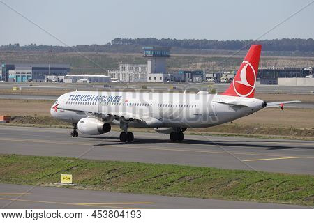 Istanbul, Turkey - October 05, 2021: Turkish Airlines Airbus A321-231 (cn 4654) Landing To Istanbul 