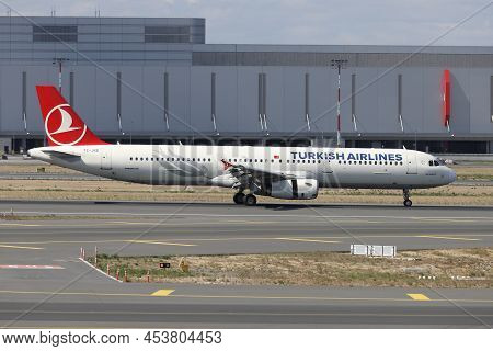Istanbul, Turkey - October 05, 2021: Turkish Airlines Airbus A321-231 (cn 5388) Landing To Istanbul 