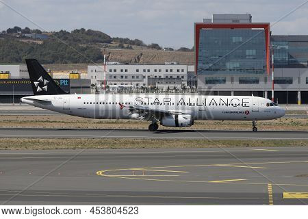 Istanbul, Turkey - October 05, 2021: Turkish Airlines Airbus A321-231 (cn 2823) Landing To Istanbul 