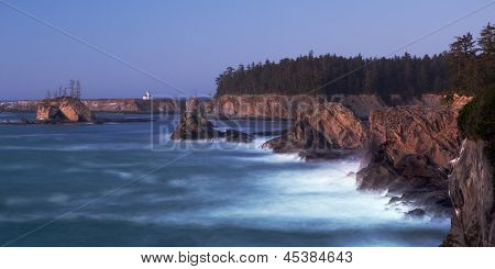 A costa de Oregon perto de longa exposição de Coos Bay - farol de Cape Arago - no crepúsculo
