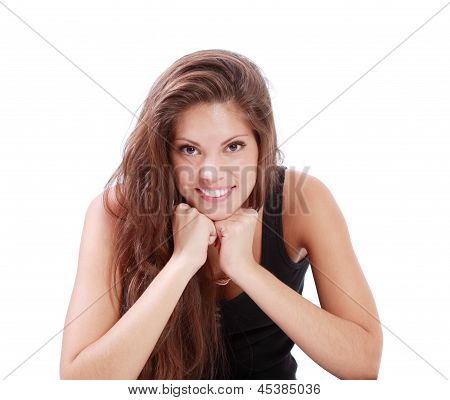 Linda mulher morena sorrisos e adereços acima queixo por mãos isolado no fundo branco.