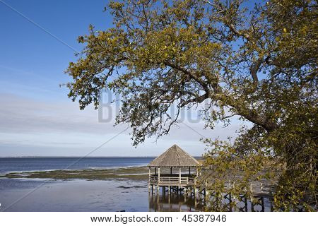 Altán v Currituck Heritage Park v historickém Corolla, Severní Karolína je populární rekreační dest