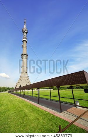 Moszkva - június 22.: Osztankinói tévétorony nyári napon, június 22, 2012-Moszkva, Oroszország. Osztankinói tévétorony
