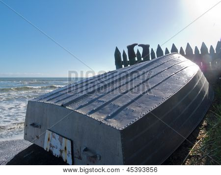 Aluminum vissersboot en laarzen drogen op hek