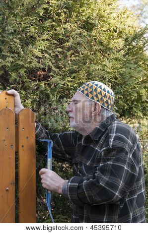 Alter Mann, ein Tor zu reparieren