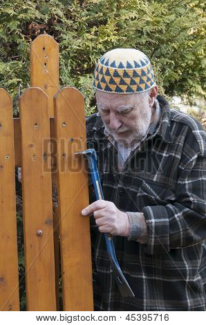 Alter Mann, ein Tor zu reparieren