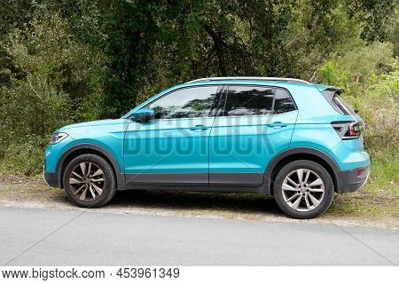 Bordeaux , Aquitaine  France - 05 01 2022 : Volkswagen T-roc Line Compact Car Suv Side Street View