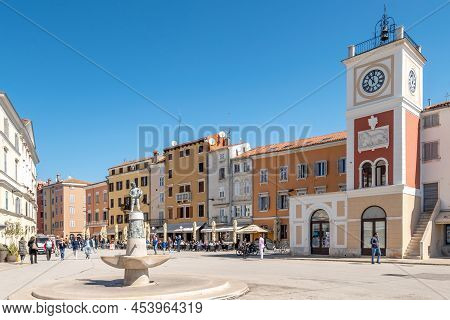 Rovinj,croatia - April 25,2022 - Clock Tower And Fountain At The Market Place Of Rovinj. Rovinj. Rov