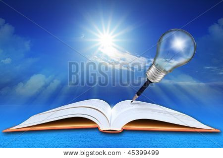 Offenes Buch auf Meer und blauer Himmel mit Bleistift-Glühbirne
