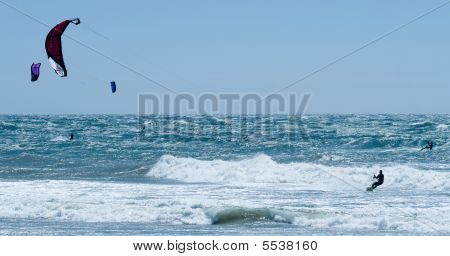 Kiteboarders múltiples