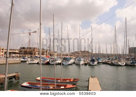 Ancoraggio di moderni Yacht Marina