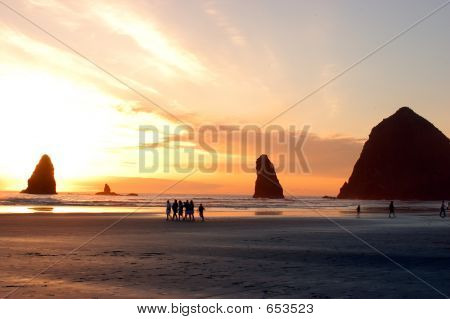 Mensen lopen in Cannon Beach