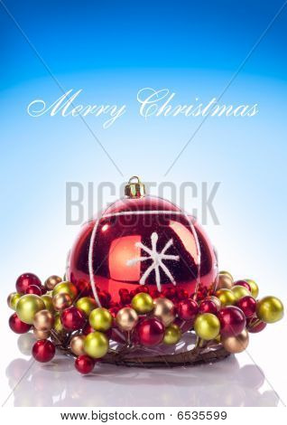 ข้อความ Chrsitmas เมอร์และลูกบอลคริสต์มาสสีแดง