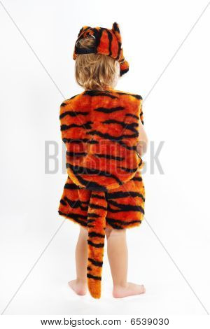 Het kind in pak voor tiger