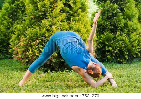 Smukke røde kvinden laver Fitness eller yogaøvelser