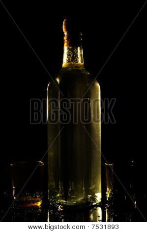 แจกัน alabaster ในพื้นหลังมืด