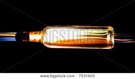 แจกัน alabaster ในพื้นหลังมืด