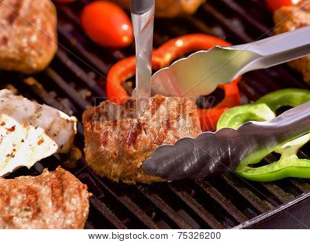 BBQ with burgers, pappers, tomatos and mushrooms