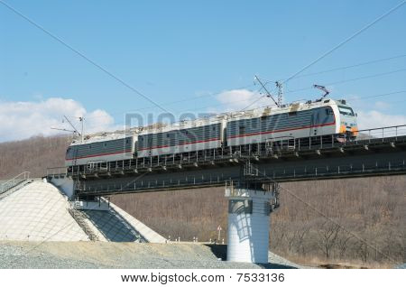 Locomotive électrique sur le pont