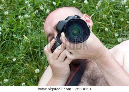Fotograf på grönt gräs