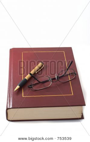 Buch mit Stift und Gläser