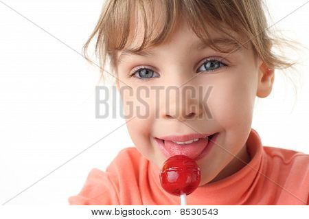 Chica comiendo Piruleta roja, medio cuerpo, vista frontal, aislado en blanco