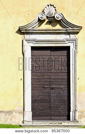 Grass Arsago Seprio   Knocker In A  Door Curch  Closed Wood Italy  Lombardy