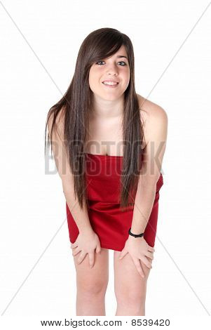 Giovane bella ragazza con vestito rosso in piedi isolato su sfondo bianco.