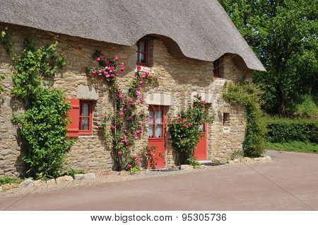 Bretagne, Old Thatched Cottage In Saint Lyphard
