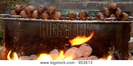 Barbekü üzerinde Pişirme Sosis