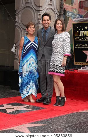 LOS ANGELES - JUL 1:  Paul Rudd, Mother, Sister at the Paul Rudd Hollywood Walk of Fame Star Ceremony at the El Capitan Theater Sidewalk on July 1, 2015 in Los Angeles, CA