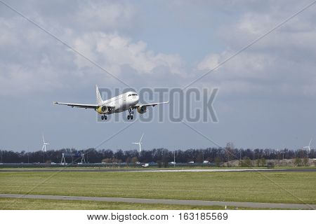 Amsterdam Airport Schiphol - Vueling Airbus A320 Lands