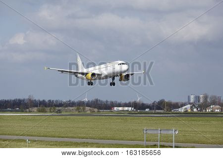 Amsterdam Airport Schiphol - Vueling Airbus A320 Lands