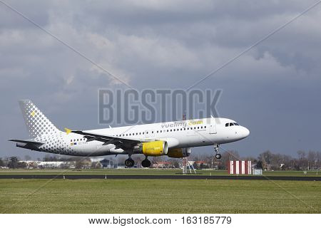 Amsterdam Airport Schiphol - Vueling Airbus A320 Lands